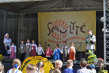 Младшие группы ансамбля "Аринушка" на фестивале "Саулите"
