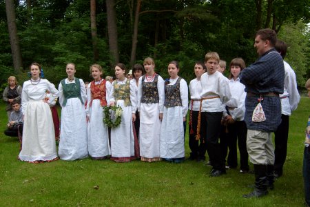 Kūrybinė stovykla – meistriškumo kursai ,,Tradicija“ neabejingus autentiškam folklorui vaikus ir jaunimą iš visos Lietuvos  kviečia į Palangą