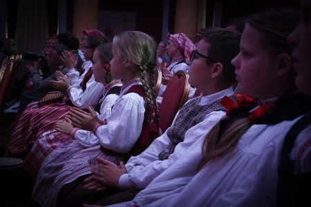 VILNIUJE NUAIDĖJO XV TARPTAUTINĖ VAIKŲ IR JAUNIMO FOLKLORO ASAMBLĖJA – ŠVENTĖ, SUVIENIJUSI TRADICIJAS IR KŪRYBIŠKUMĄ
