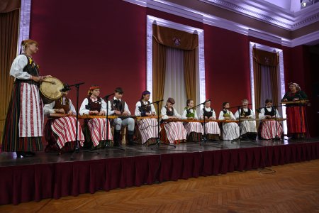 VILNIUJE NUAIDĖJO XV TARPTAUTINĖ VAIKŲ IR JAUNIMO FOLKLORO ASAMBLĖJA – ŠVENTĖ, SUVIENIJUSI TRADICIJAS IR KŪRYBIŠKUMĄ