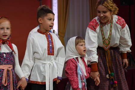 VILNIUJE NUAIDĖJO XV TARPTAUTINĖ VAIKŲ IR JAUNIMO FOLKLORO ASAMBLĖJA – ŠVENTĖ, SUVIENIJUSI TRADICIJAS IR KŪRYBIŠKUMĄ
