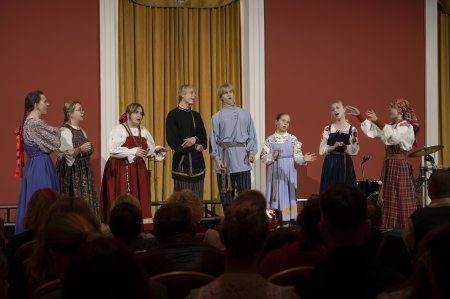 Ansamblis "Arinuška" Vilniaus B.Jonušo muzikos mokyklos koncerte Vilniaus Rotušėje